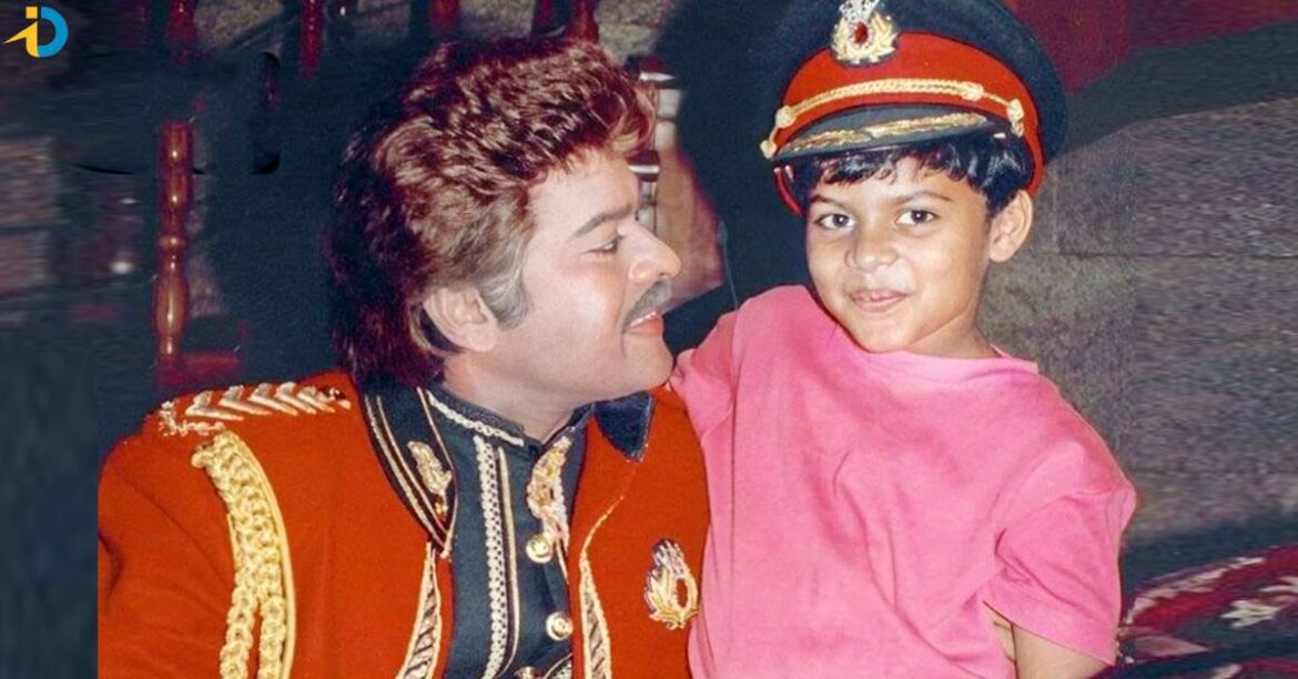 చిరంజీవి చేతిలో ఉన్న ఈ పిల్లాడు ఎవరో తెలుసా..? రామ్ చరణ్ కాదు..